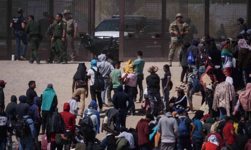 Cruce Masivo De Migrantes Desborda A El Paso Restringen Cruces