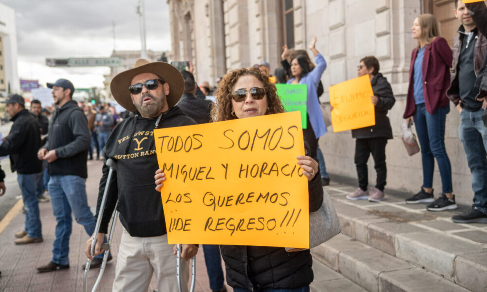 Exigen los LeBarón liberación de secuestrados amagan con tomar puentes