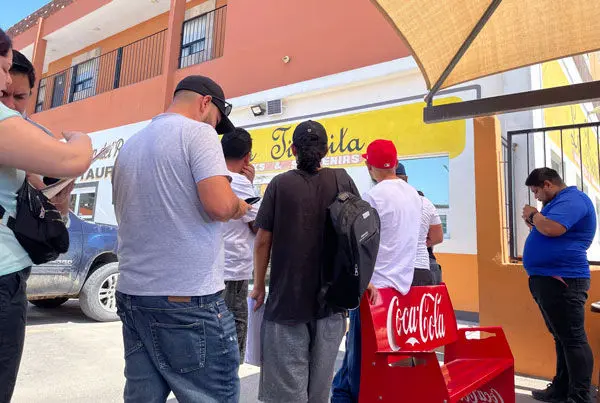 Ciudadanos tramitando su permiso temporal de circulación vial