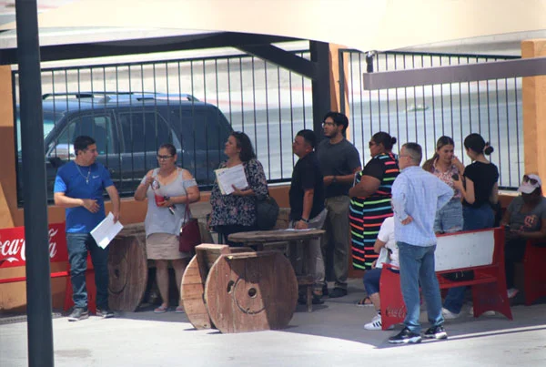 Ciudadanos tramitando su permiso temporal de circulación vial